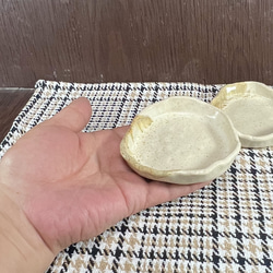 陶器 小皿　ベージュ＋薄茶 ２枚組【240414】 5枚目の画像