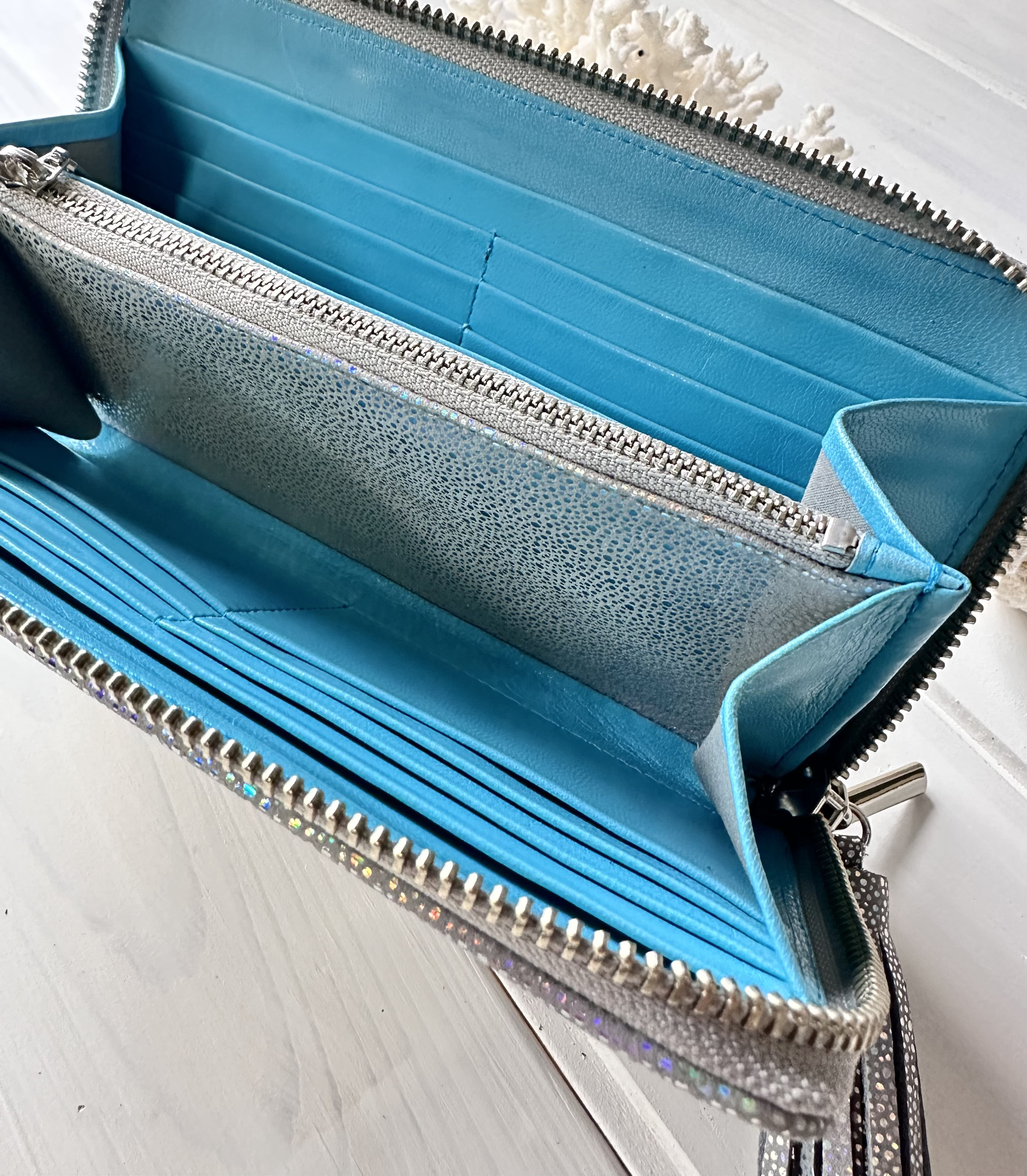 収納力重視！長財布〈TORON〉Aurora silverオーロラシルバー