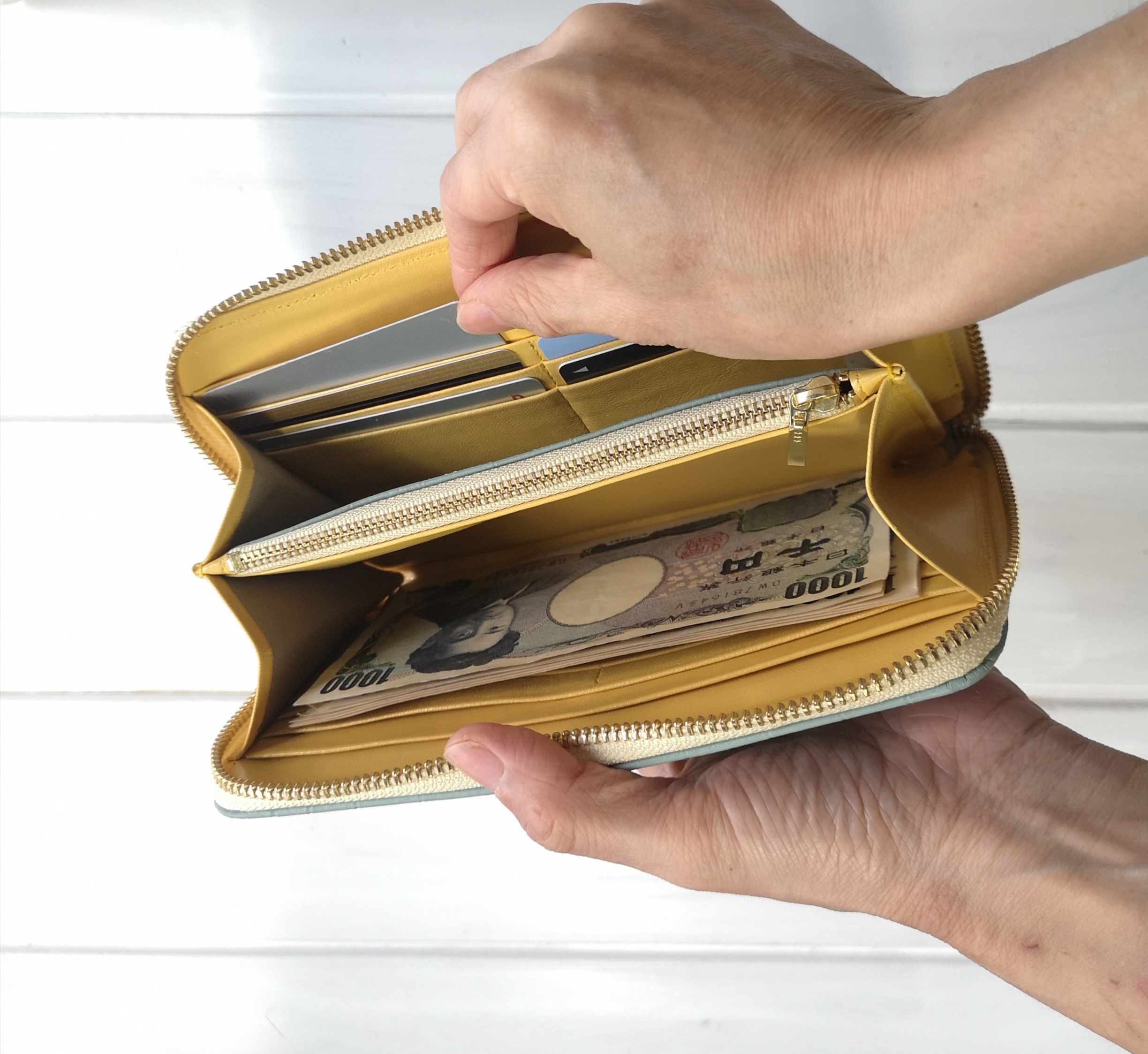 収納力重視！長財布〈TORON〉Aurora silverオーロラシルバー