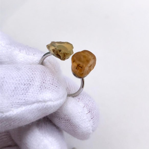 【一点もの】 トパーズとオパールの原石リング 指輪 フリーサイズ 鉱物 天然石 (No.2592) 4枚目の画像