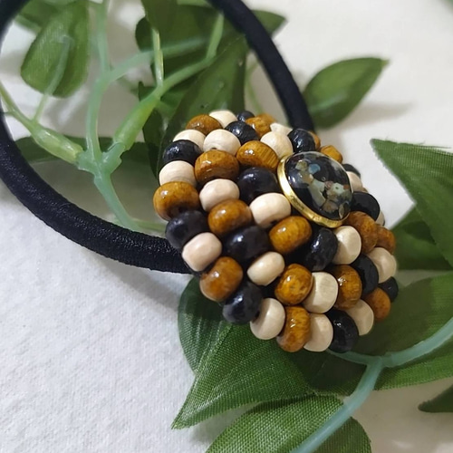 シュシュ  ヘアゴム  ブラウン/ウッドビーズ ビーズボール ビジュー クロッシェ シュシュ ダーク ブラウン 茶