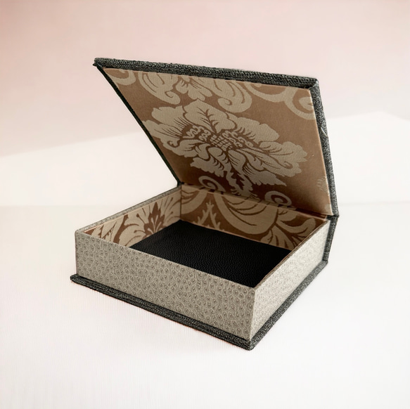 【ノグチミエコ作】グラスみたいな小物入れみたいな 世界に一つのデザイン☆開くと..高級ダマスク柄ゴールドベージュ