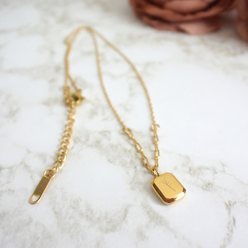 花模様のスクエアプレートネックレス ステンレス製 ゴールド