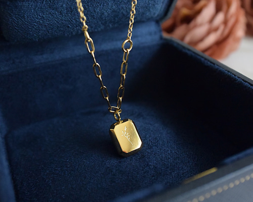 花模様のスクエアプレートネックレス ステンレス製 ゴールド