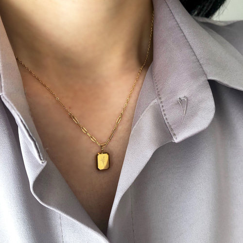 花模様のスクエアプレートネックレス ステンレス製 ゴールド