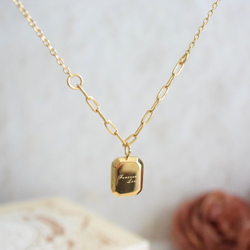 ゴールドプレート 花柄ペンダント 花模様のスクエアプレートネックレス ステンレス製 ゴールド