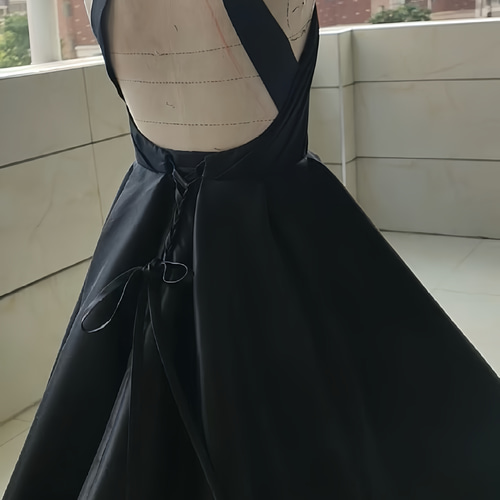 見逃さないで！黒 高級サテン ホルターネック 胸フリル ノースリーブ  