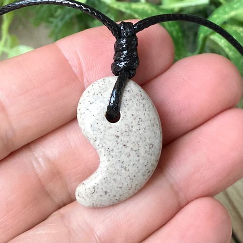 静かなぬくもりを感じる、希少な石の勾玉/北投石勾玉/パワー 天然石