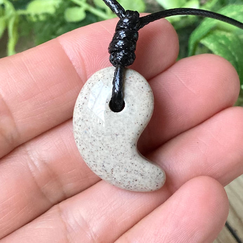 静かなぬくもりを感じる、希少な石の勾玉/北投石勾玉/パワー 天然石