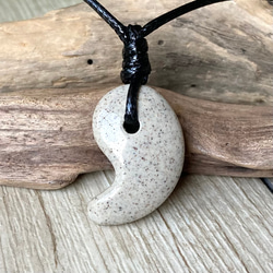 静かなぬくもりを感じる、希少な石の勾玉/北投石勾玉/パワー 天然石