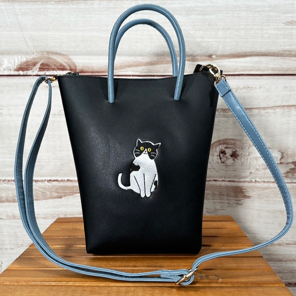 【送料無料】ハチワレ猫の刺繍 フェイクレザー ショルダーバッグ/ハンドバッグ 2枚目の画像