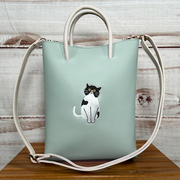 【送料無料】ハチワレ猫の刺繍 フェイクレザー ショルダーバッグ/ハンドバッグ 1枚目の画像