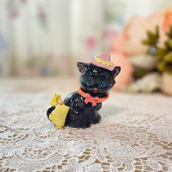 置物 猫 樹脂 レジンキャスト オブジェ うつ伏せの猫 赤い服を着
