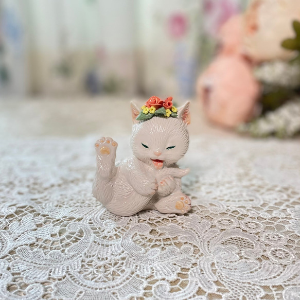 【陶器】おめかし猫ちゃん　置物　ねこ 1枚目の画像