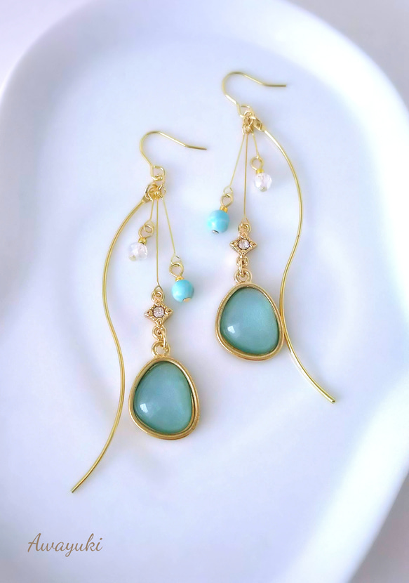 ぷっくり艶やかチャームとターコイズの涼しげに揺れるピアス(ブルー 