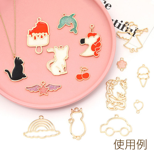 M13147 18個 レジンフレームチャーム ハート型天使の羽 ゴールド