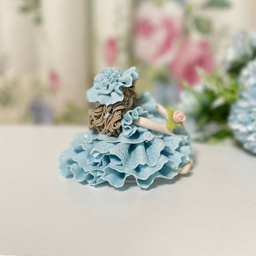 陶器製 女性像 フリルドレス フラワー刺繡フリルドレス01987 – Foonique