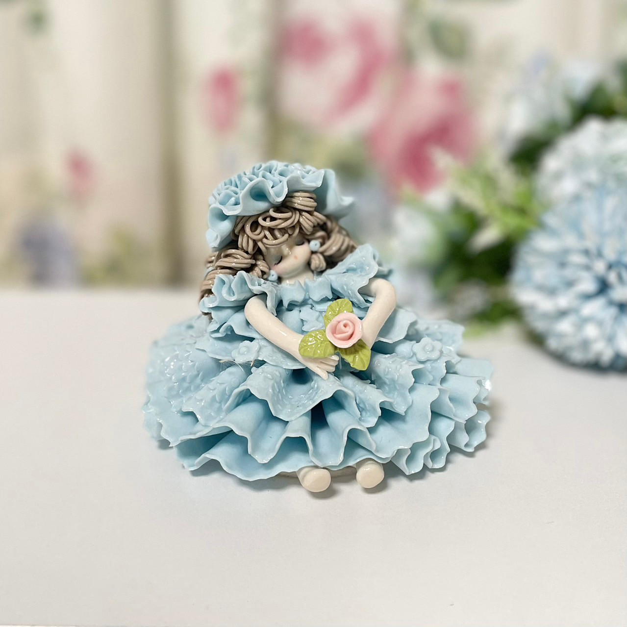 【陶器】水色のフリルドレス　置物