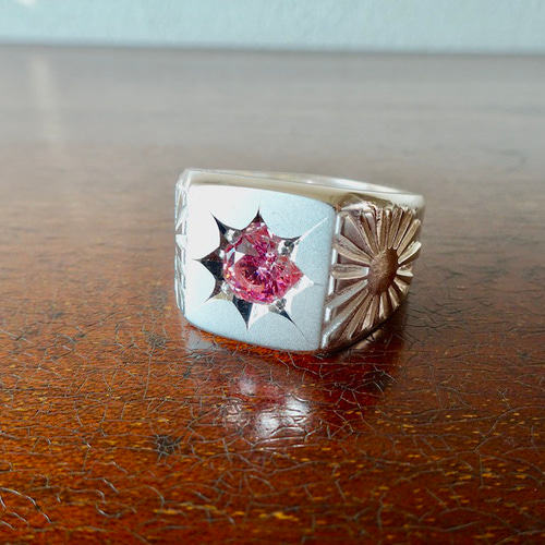 仁尾彫金『一つ星ピンクジルコニア、プラチナ太陽の印台リング  