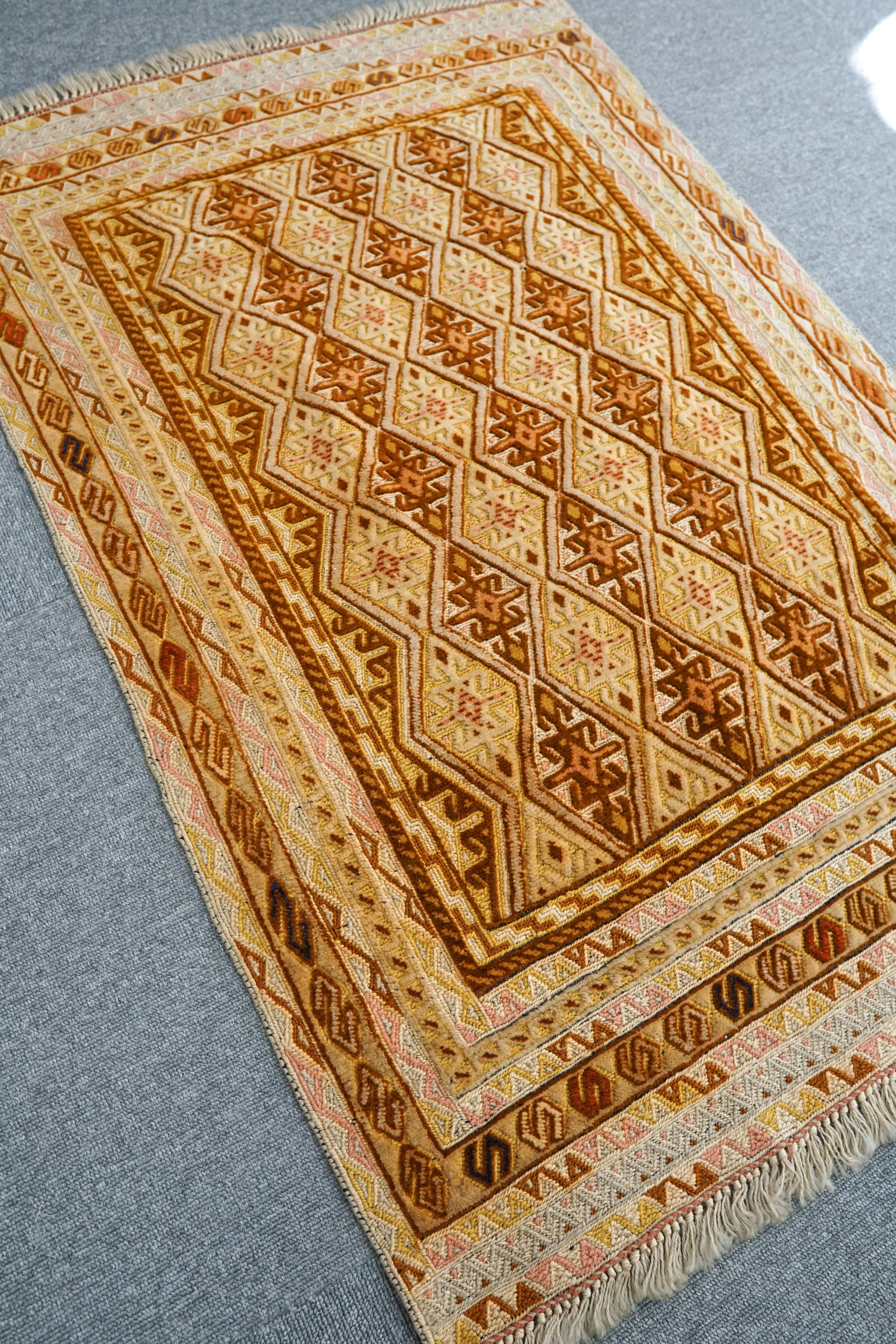 アフガニスタン　マシュワニキリム 手織り絨毯　size:115㎝ × 76cm アフガニスタンマシュワニキリム 手織り絨毯size:115㎝ × 76cm