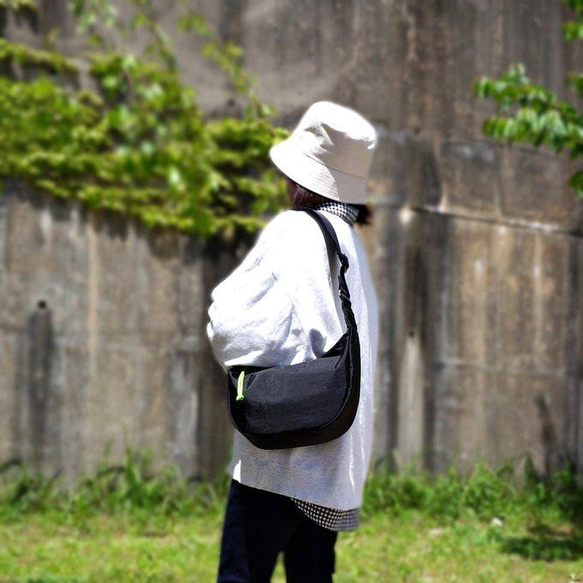 （全33色から選べる引き手）コンパクトで大容量!丸型ハーフムーン お出掛けショルダーバッグ 撥水ナイロン 2way 黒 15枚目の画像