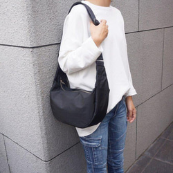 （全33色から選べる引き手）コンパクトで大容量!丸型ハーフムーン お出掛けショルダーバッグ 撥水ナイロン 2way 黒 2枚目の画像