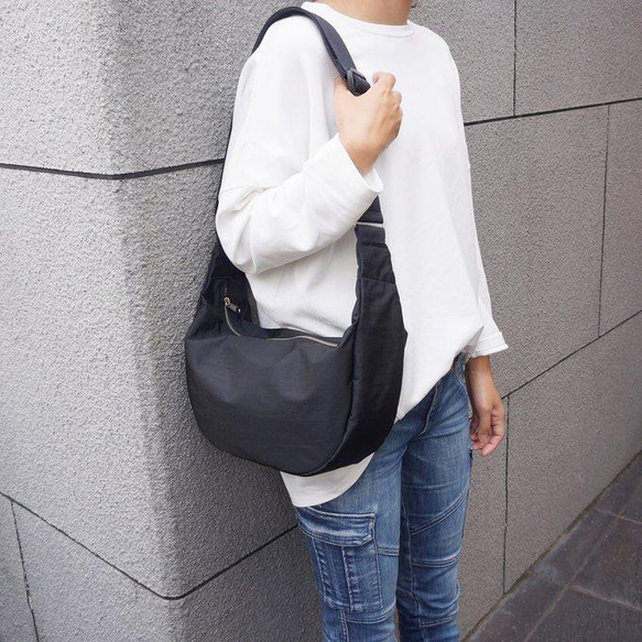 （全33色から選べる引き手）コンパクトで大容量!丸型ハーフムーン お出掛けショルダーバッグ 撥水ナイロン 2way 黒 2枚目の画像