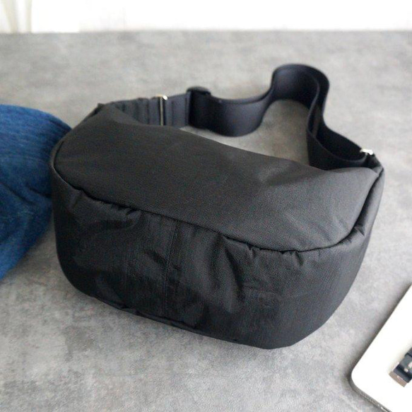 （全33色から選べる引き手）コンパクトで大容量!丸型ハーフムーン お出掛けショルダーバッグ 撥水ナイロン 2way 黒 4枚目の画像