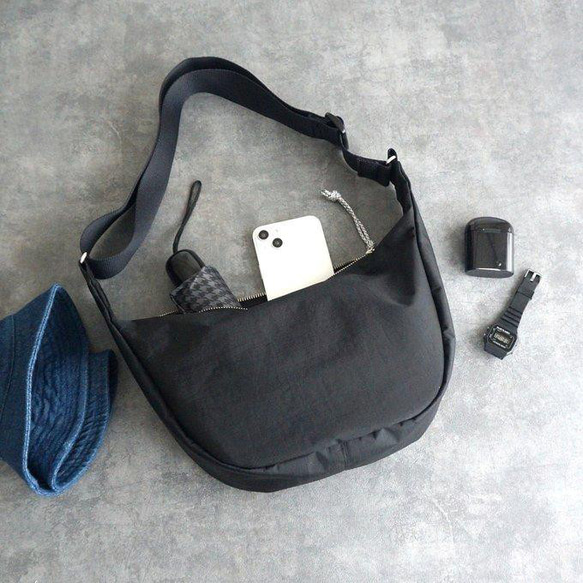 （全33色から選べる引き手）コンパクトで大容量!丸型ハーフムーン お出掛けショルダーバッグ 撥水ナイロン 2way 黒 5枚目の画像