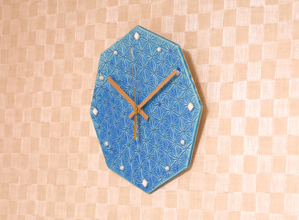 【壁掛け時計 八角形 麻の葉模様 天色ターコイズブルー】ギフト 陶器 時計 贈り物 おすすめ トルコブルー 木目 静か 3枚目の画像