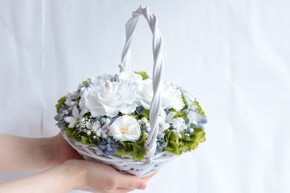 【カラーオーダーOK】“ホワイト&グリーン”の大きめホワイトバスケットのリングピロー＊Ｍサイズ＊お花をいっぱい詰め込んで 13枚目の画像