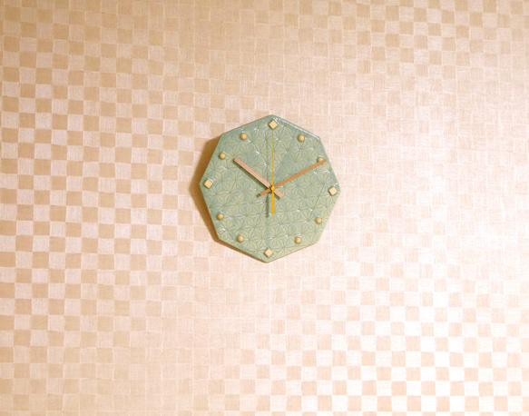 【壁掛け時計 八角形 麻の葉模様 澄空色】ギフト 陶器 時計 贈り物 おすすめ ペールグリーン ペールブルー 木目 静か 3枚目の画像