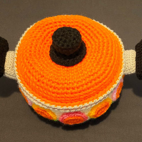 毛糸雑貨 昭和レトロホーロー鍋 ／ 花畑 (小物入れ、置物） その他置物