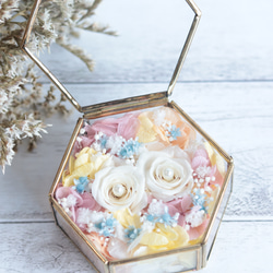 【カラーオーダーＯＫ】３輪のバラ“ホワイト&ピンクラベンダー”の小箱アンティークガラスのリングピロー（S） 9枚目の画像