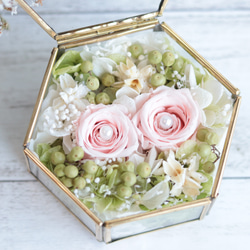 【カラーオーダーＯＫ】３輪のバラ“ホワイト&ピンクラベンダー”の小箱アンティークガラスのリングピロー（S） 10枚目の画像