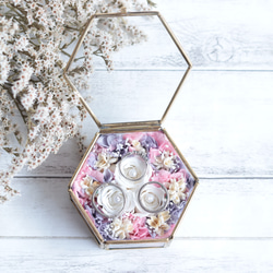【カラーオーダーＯＫ】３輪のバラ“ホワイト&ピンクラベンダー”の小箱アンティークガラスのリングピロー（S） 2枚目の画像