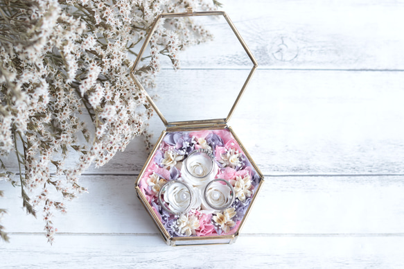 【カラーオーダーＯＫ】３輪のバラ“ホワイト&ピンクラベンダー”の小箱アンティークガラスのリングピロー（S） 2枚目の画像