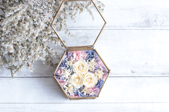 【カラーオーダーＯＫ】３輪のバラ“ホワイト&ピンクラベンダー”の小箱アンティークガラスのリングピロー（S） 6枚目の画像