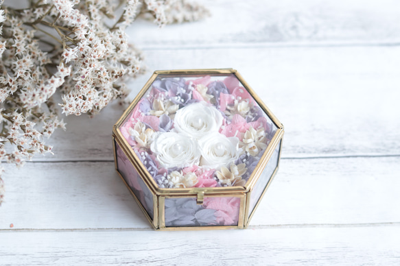 【カラーオーダーＯＫ】３輪のバラ“ホワイト&ピンクラベンダー”の小箱アンティークガラスのリングピロー（S） 5枚目の画像