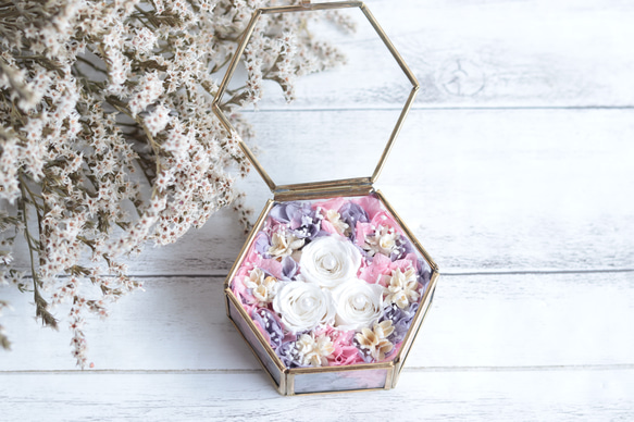 【カラーオーダーＯＫ】３輪のバラ“ホワイト&ピンクラベンダー”の小箱アンティークガラスのリングピロー（S） 1枚目の画像