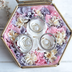 【カラーオーダーＯＫ】３輪のバラ“ホワイト&ピンクラベンダー”の小箱アンティークガラスのリングピロー（S） 3枚目の画像