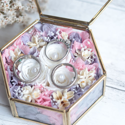 【カラーオーダーＯＫ】３輪のバラ“ホワイト&ピンクラベンダー”の小箱アンティークガラスのリングピロー（S） 4枚目の画像