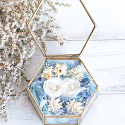【カラーオーダーＯＫ】３輪のバラ“ホワイト&ピンクラベンダー”の小箱アンティークガラスのリングピロー（S） 8枚目の画像