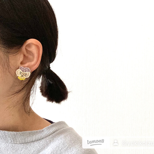 ビオラの刺繍ピアス/イヤリング ピアス（その他） ukkiyy 通販