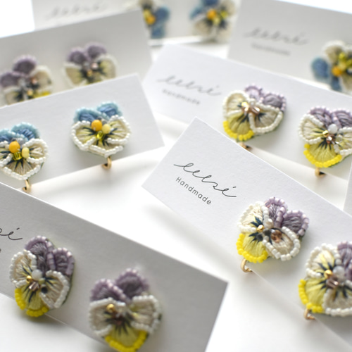 ビオラの刺繍ピアス/イヤリング ピアス（その他） ukkiyy 通販｜Creema 