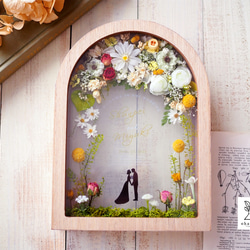 《名入れ記念日入り◎結婚祝い/結婚記念日/花婚式》プリザーブドフラワードライフラワーのガーデンウエディングガラスフレーム 1枚目の画像