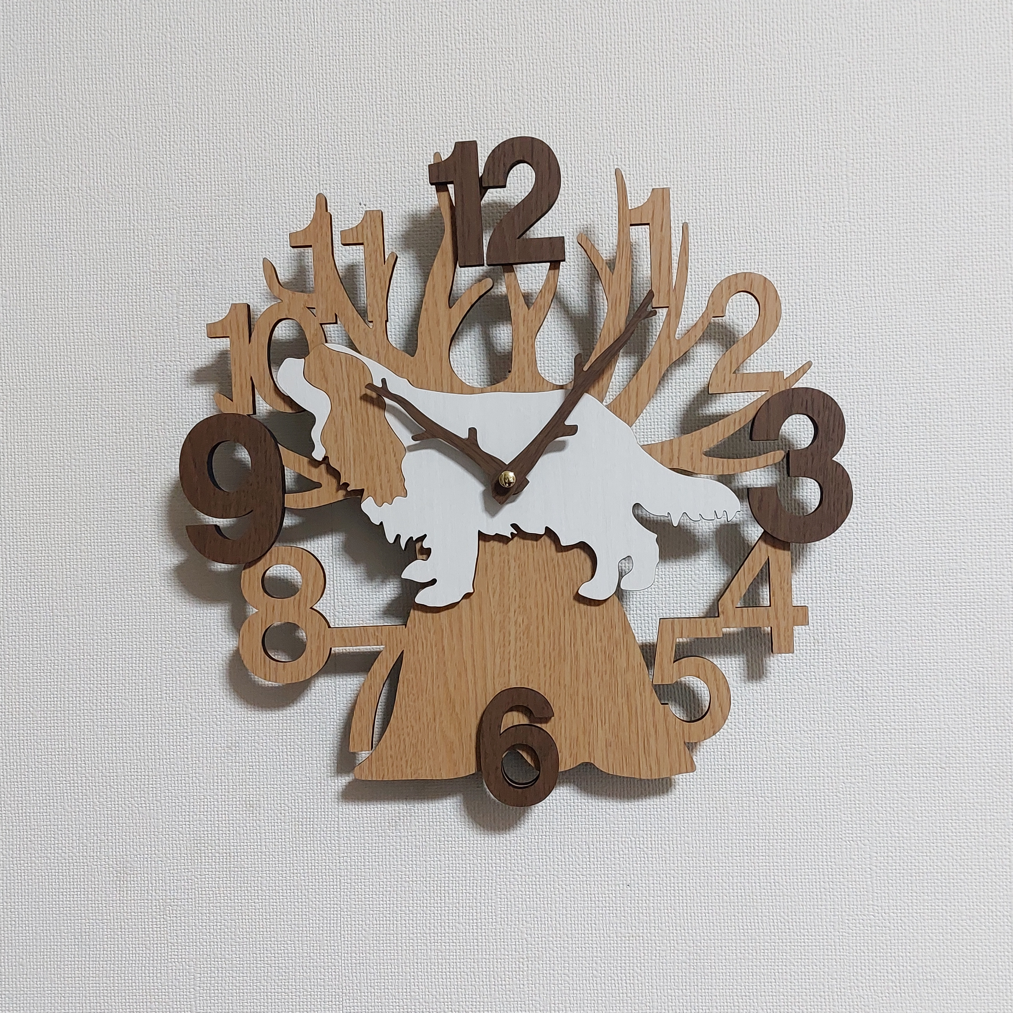 【期間限定値下げ3000円引き】名入れ・文字入れ　木とワンちゃん　3Dデザイン 静音壁掛け時計　キャバリア　ベージュ