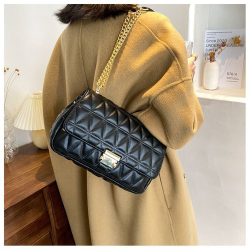 キルト地 2WAY ショルダーバッグ 黒 ブラック ゴールドチェーン カバン