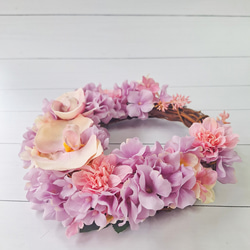胡蝶蘭と紫陽花の三日月型フラワーリース/屋外リース•玄関リースとして最適なアーティフィシャルフラワーリース 8枚目の画像