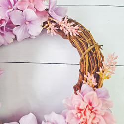 胡蝶蘭と紫陽花の三日月型フラワーリース/屋外リース•玄関リースとして最適なアーティフィシャルフラワーリース 12枚目の画像